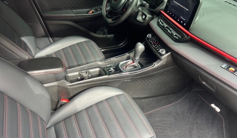 Fastback Abarth 2025 cheio